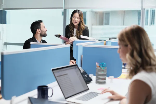 Pessoas Colaboradores Reunião e Falando por Negócios Em Coworking Office — Fotografia de Stock