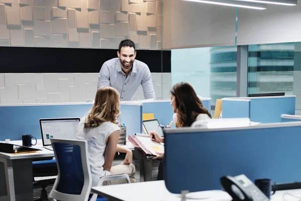 Porträtt av glad affärsman leende i Coworking med kollegor — Stockfoto