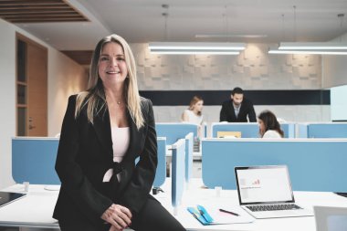 Ofis Coworking içinde olgun iş kadın Yöneticisi olarak portresi