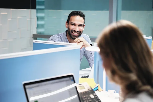 Porträt eines glücklichen Geschäftsmannes, der im Coworking-Büro in die Kamera lächelt — Stockfoto