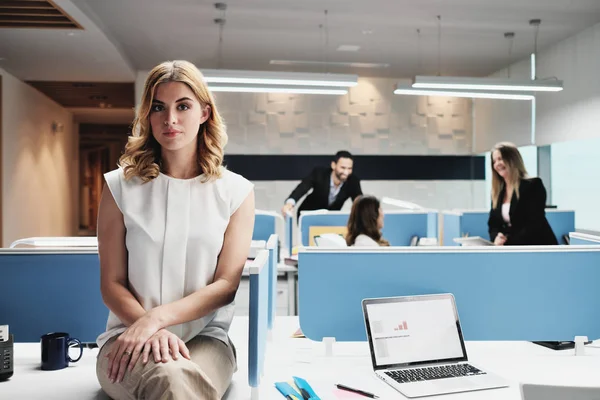 Mujer de negocios preocupada por retratos mirando la cámara en la oficina de coworking — Foto de Stock