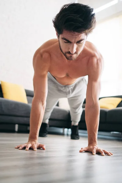 Muscoli del petto di allenamento dell'uomo adulto a casa facendo push-up — Foto Stock