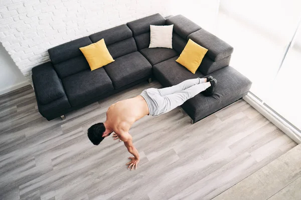 Adulto homem formação peito músculos em casa fazendo push-ups — Fotografia de Stock