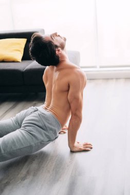 Dostum evde pratik Yoga Sun Salutation rutin yapıyor