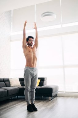 Dostum evde pratik Yoga Sun Salutation rutin yapıyor