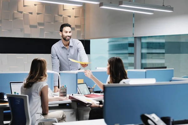 Retrato del hombre de negocios feliz sonriendo en coworking con colegas —  Fotos de Stock