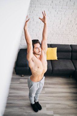 Dostum evde pratik Yoga Sun Salutation rutin yapıyor