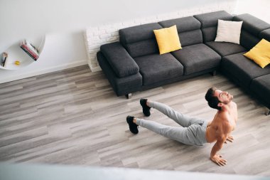 Dostum evde pratik Yoga Sun Salutation rutin yapıyor
