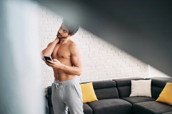Homem trabalhando em casa com o aplicativo no telefone móvel — Fotografia de Stock