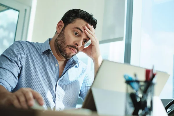 Bezorgd zakenman kreeg Virus en verlies van gegevens op laptopcomputer — Stockfoto