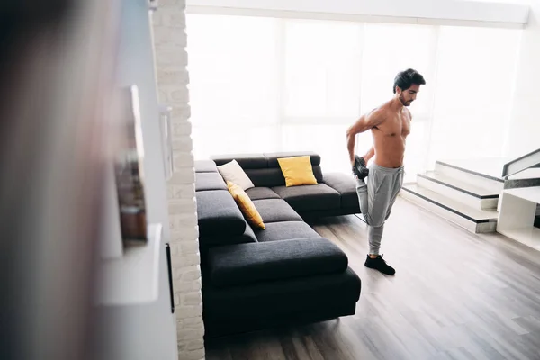 Treinamento de fitness de homem adulto em casa alongamento músculos antes do treino — Fotografia de Stock