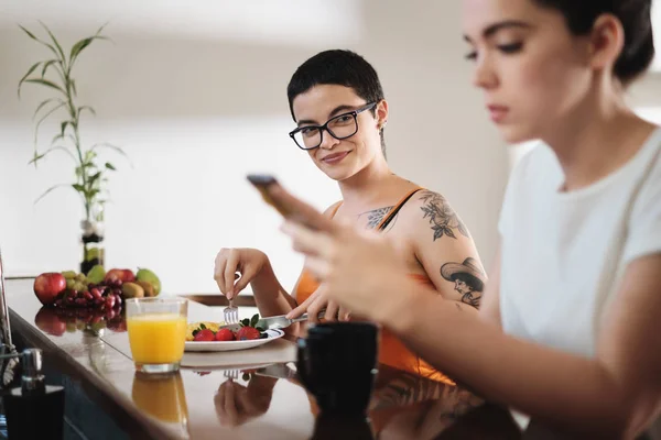 Sama Sex Lgbt Partners Eating Food And Typing On Telephone — Stok Foto