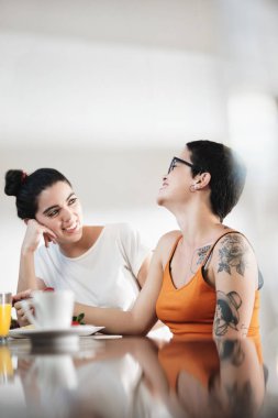 Aynı seks Lgbt yemek kahvaltı evde eğlenmek ortakları