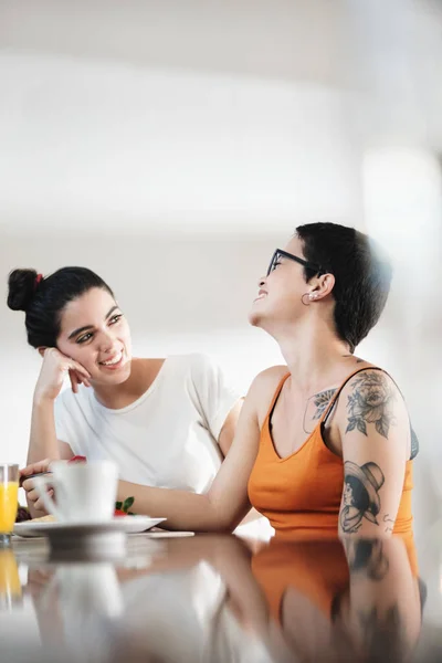 Mesmo sexo Lgbt Parceiros comer café da manhã se divertindo em casa — Fotografia de Stock