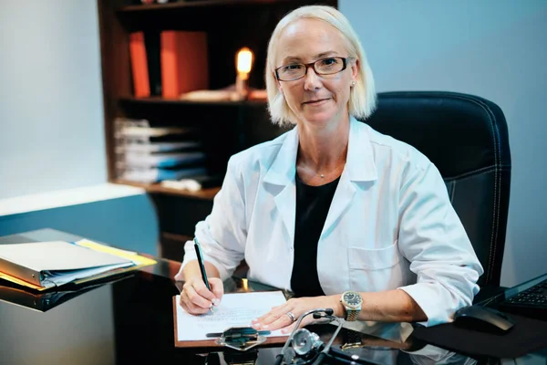 Portret van vrouwelijke arts werken In ziekenhuis Office glimlachend op Camera — Stockfoto