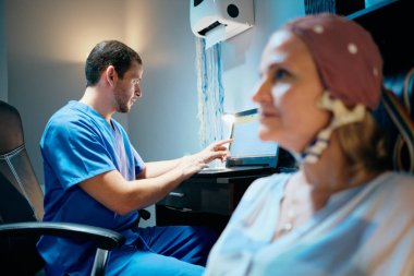 Yaşlı kadın hastanede doktor yapıyor beyin tıbbi sınav