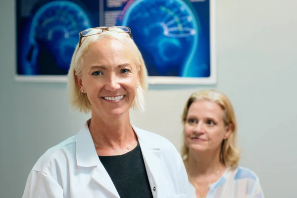 Портрет счастливой женщины, улыбающейся, работающей врачом в больнице — стоковое фото