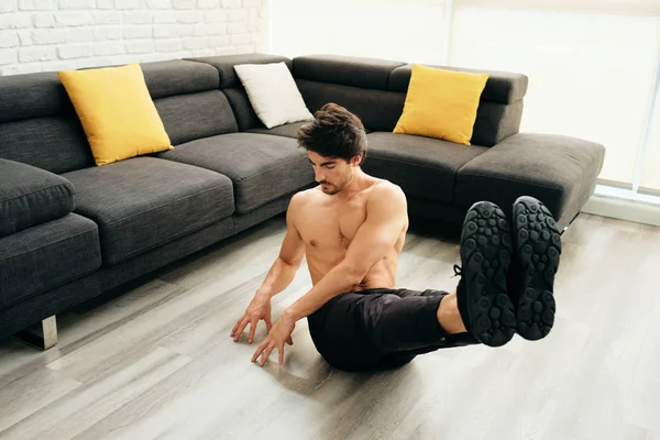 Ενήλικα άνδρα κατάρτιση κοιλιακούς μυς στο σπίτι να κάνει ρωσικό συστροφή άσκηση — Φωτογραφία Αρχείου