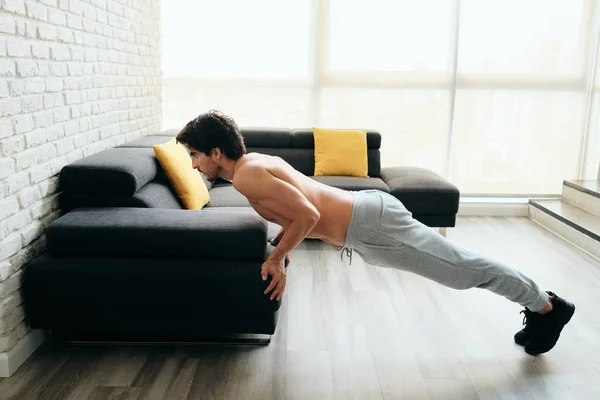 Człowiek trening klatki piersiowej i Biceps Doing push-up z tyłu uchwytu — Zdjęcie stockowe