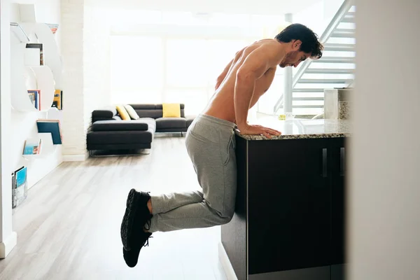 Homem treinamento peito fazendo baixo peito Push-Ups no balcão da cozinha — Fotografia de Stock