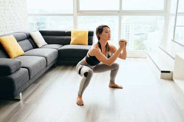 Volwassen vrouw opleiding benen doen In- en uitzoomen Squat — Stockfoto