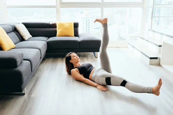 Erwachsene Frau Bauchmuskeltraining Bauchmuskeln Schere mit Beinen — Stockfoto
