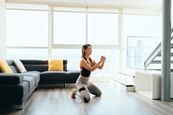 Dospělé ženy trénink nohou dělá a Squat — Stock fotografie