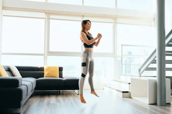 Felnőtt nő képzés lábak doing Zömös és jumping — Stock Fotó