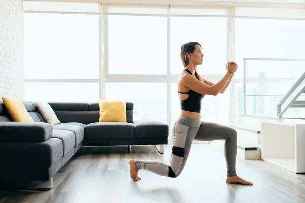 Volwassen vrouw training benen doen omgekeerde longen oefening — Stockfoto