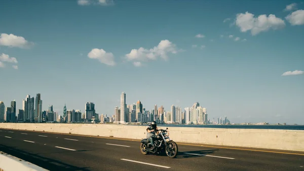 Człowiek jazda motocyklem w Panama City z Skyline w tle — Zdjęcie stockowe