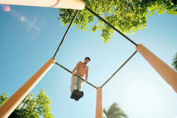 Volwassen man training borstspieren doen Gymnastiek Workout buitenshuis — Stockfoto