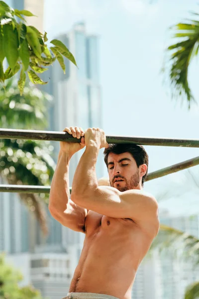 Adult Man Training ABS Addominali Muscoli Fare Calisthenics all'aperto — Foto Stock