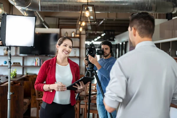 Periodista entrevistando a hombre de negocios en sala de conferencias para difusión —  Fotos de Stock