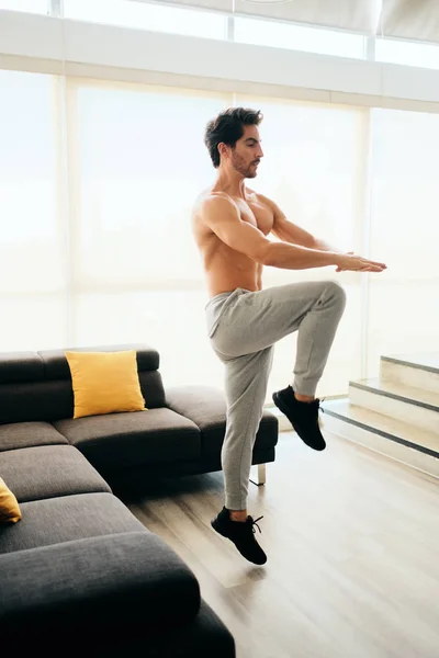 Homem adulto treinamento ABS e pernas fazendo torneira de joelho alto — Fotografia de Stock