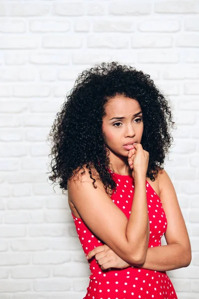 Preoccupato giovane donna afroamericana mordere unghie per ansia tristezza — Foto Stock