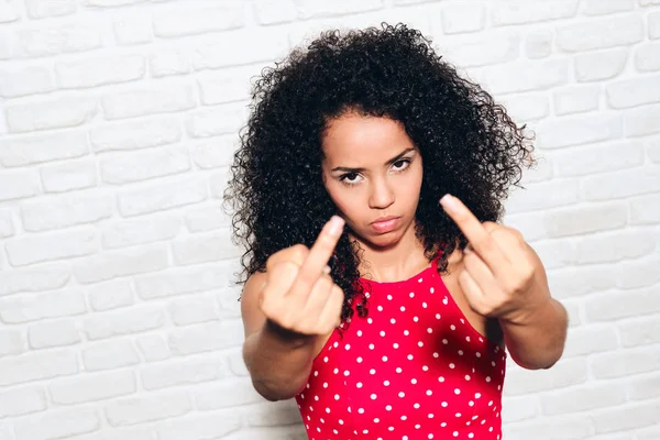 Femme en colère montrant majeur doigt pour combattre argument — Photo