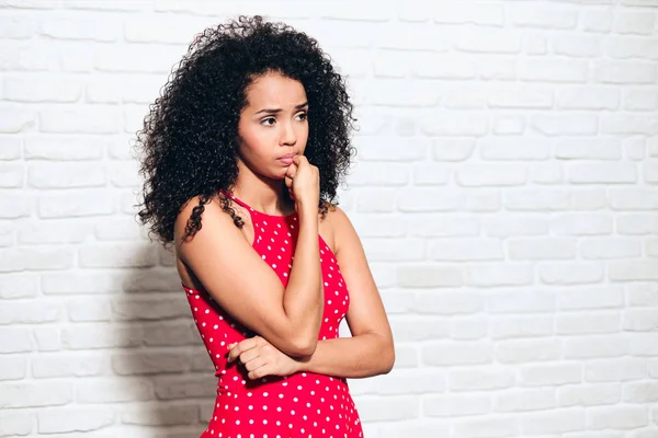 Preocupado joven afroamericano mujer mordiendo uñas para tristeza ansiedad —  Fotos de Stock