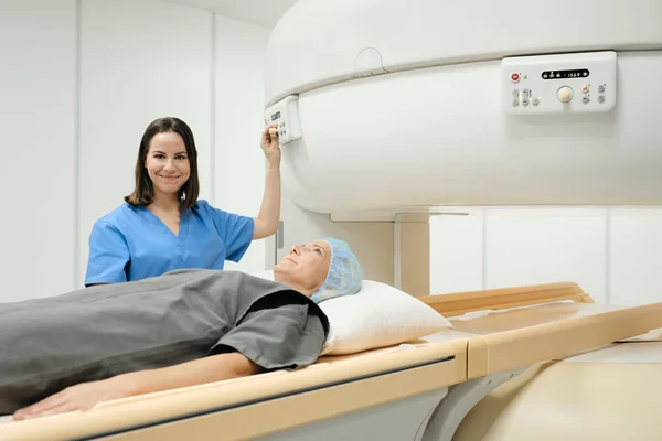 Porträtt av vänliga framgångsrik läkare som ler mot kameran under Mri — Stockfoto