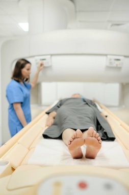 Sağlık Sorunları Olan Olgun Hasta ve Tıp Merkezinde Doktor