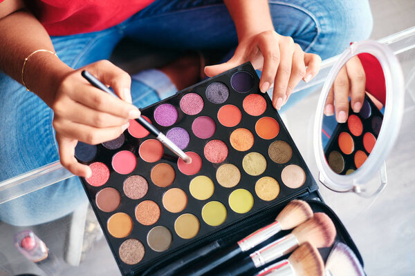 Зеркало крупным планом молодой женщины, наносящей макияж для красоты
