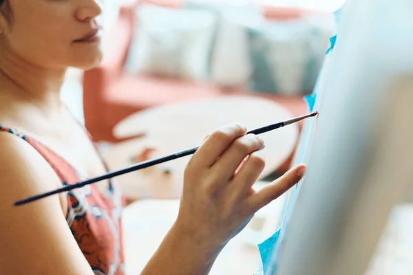 Junge Frau als Malerin zu Hause für künstlerische Kreativität — Stockfoto