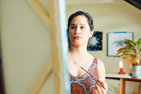 Mujer joven como artista pintando en casa para la creatividad artística —  Fotos de Stock