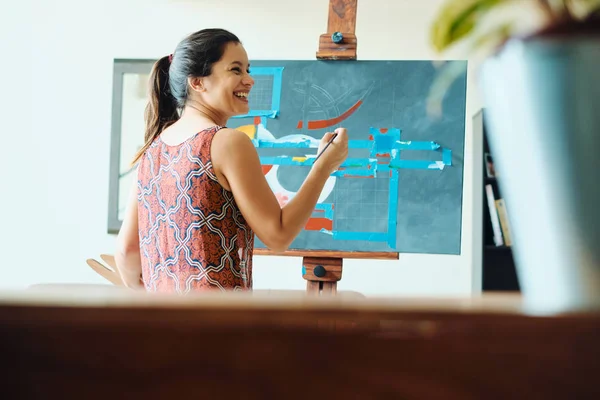 Giovane donna come artista pittura a casa per la creatività artistica — Foto Stock