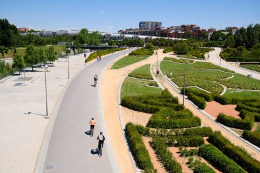 Bisikletçiler Madrid İspanya Puente de Toledo altında Sürme