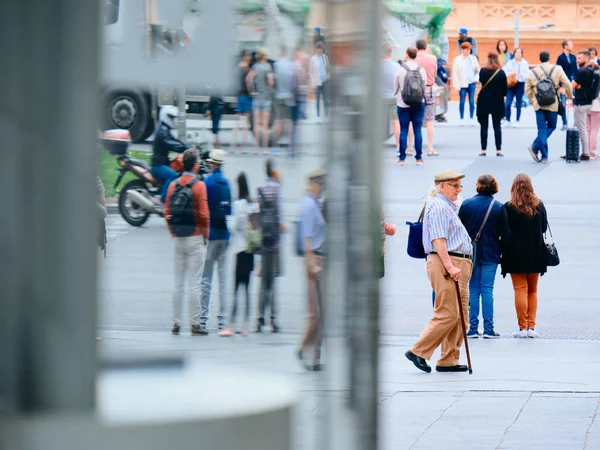 Lidé dojíždění a procházky poblíž vlakového nádraží Atocha v Madridu — Stock fotografie