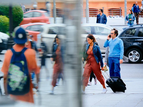 Mensen woon-werk verkeer en wandelen in de buurt Atocha treinstation in Madrid — Stockfoto