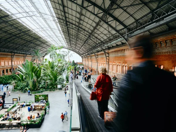 Lidé dojíždění a procházky na vlakovém nádraží Atocha v Madridu — Stock fotografie
