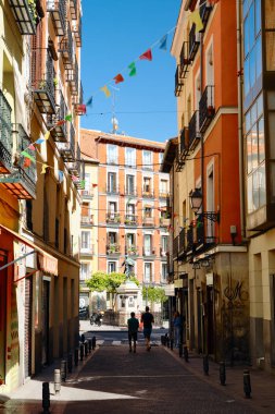 Madrid'in Merkezinde Sokakta Yürüyenler