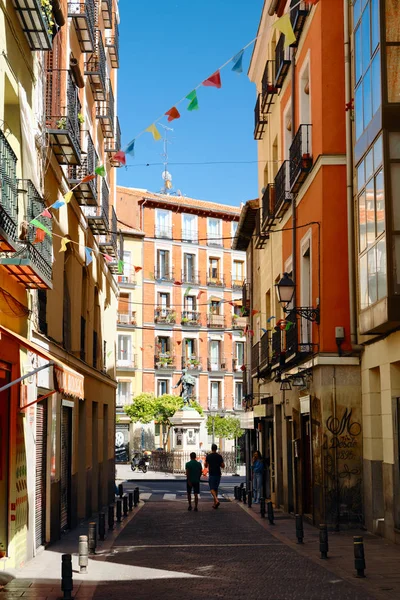 Lidé chodící po ulici v centru Madridu — Stock fotografie