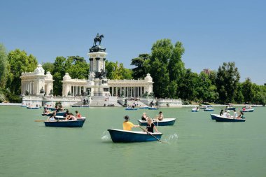 Parque del Retiro insanlar teknelerde kürek